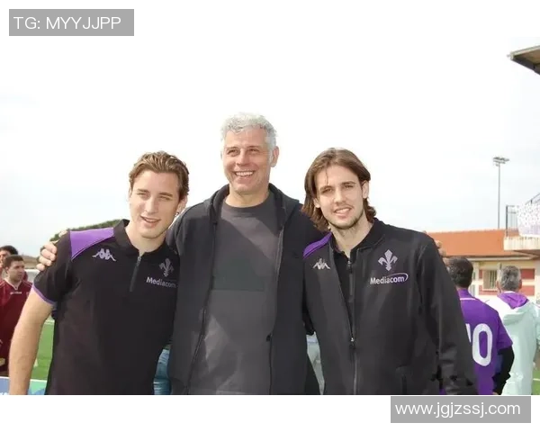 中老年足球明星同框合影展现岁月风采与足球激情的完美结合