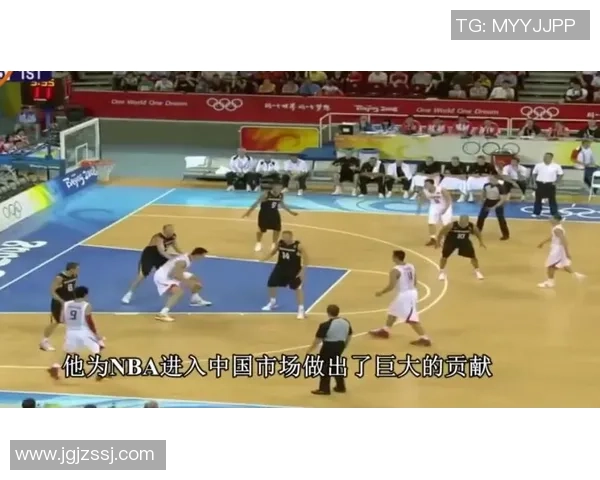 足球巨星跨界挑战篮球赛场展现多才多艺的精彩瞬间